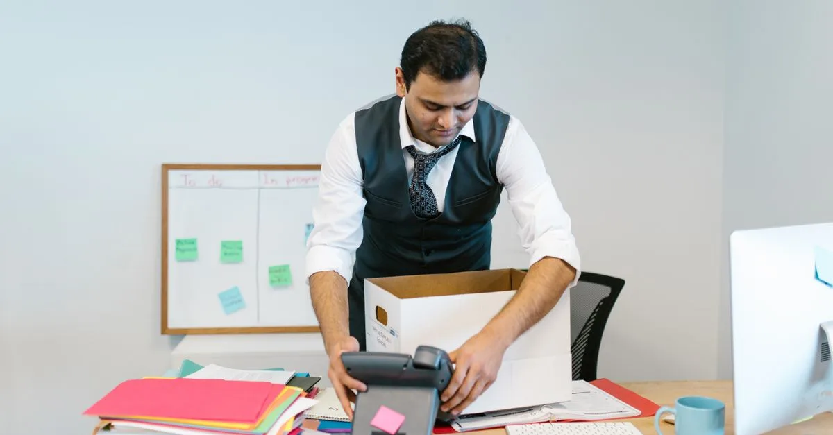 découvrez comment réussir une reconversion professionnelle tout en restant en poste, grâce à des conseils pratiques pour préparer votre transition en toute sérénité.